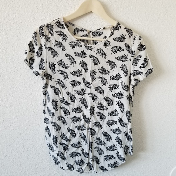 H&M Tops - 🐢H&M Black and White Palm Frond Blouse